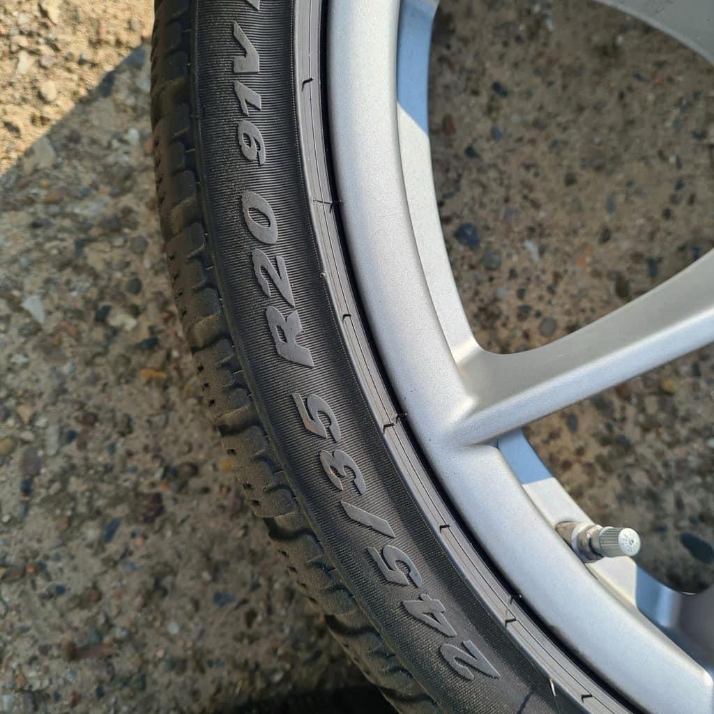 A set of four original 19-inch rims with tires - Image 4